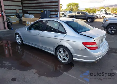 2010 Mercedes-Benz C 300 Luxury/Sport z USA, uszkodzony, nr VIN WDDGF5EB1AF474841